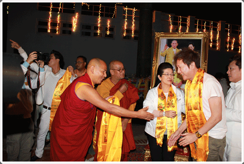 ท่านลามะ Acharya Karma Sangbo Sherpa มอบผ้าคลองคอขอบคุณ ตัวแทนนักช่าวสือมวลชนต่างๆ