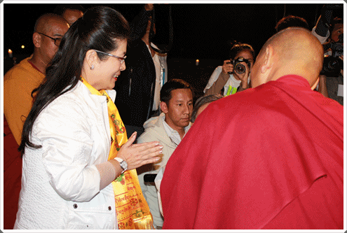 ท่านลามะ Acharya Karma Sangbo Sherpa .ให้การต้อนรับคณะคุณหญิงสุดารัตน์ และคณะสื่อมวลชนทุกสำนัก