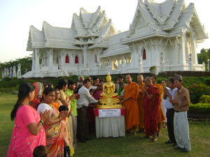 มอบพระพุทธรูปให้แก่ชุมชนชาวพุทธ  เพื่อประดิษฐานในวิหารหรือศาลาประจำวัดและชุมชน