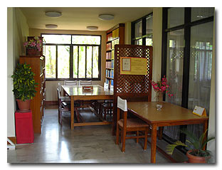 จัดห้องสมุดให้มีสื่อ หนังสือที่หลากหลาย ทั้งภาษาไทย อังกฤษ ฮินดี และเนปาลี